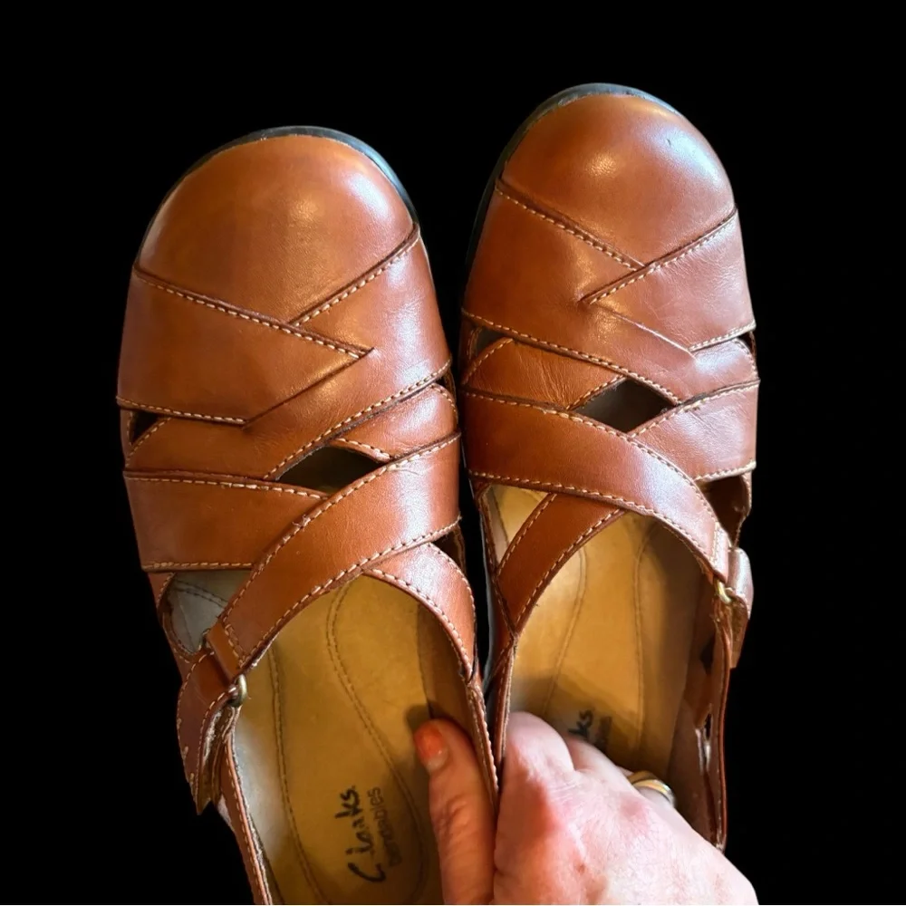 Clarks Bendables Tan Leather Flats criss-cross Mary Jane flats. Size 8.5. EUC!
